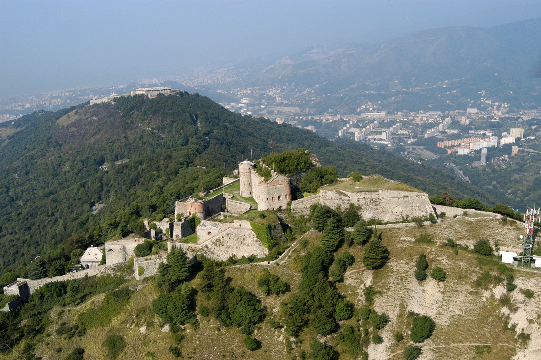 A spasso sui Forti di Genova con le scarpe sbagliate Montallegro